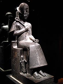 Statue de Ramsès II assis en majesté sur son trône, trouvée à Karnak - Musée égyptologique de Turin