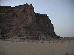 Vue du Gebel Barkal avec son pic rocheux et à sa base les ruines du temple de Mout